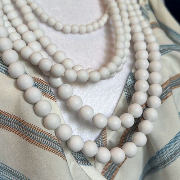 N2. Lisa E Multilayer  White Five Graduated Beaded Gold tone Necklace - Picture 5 of 6